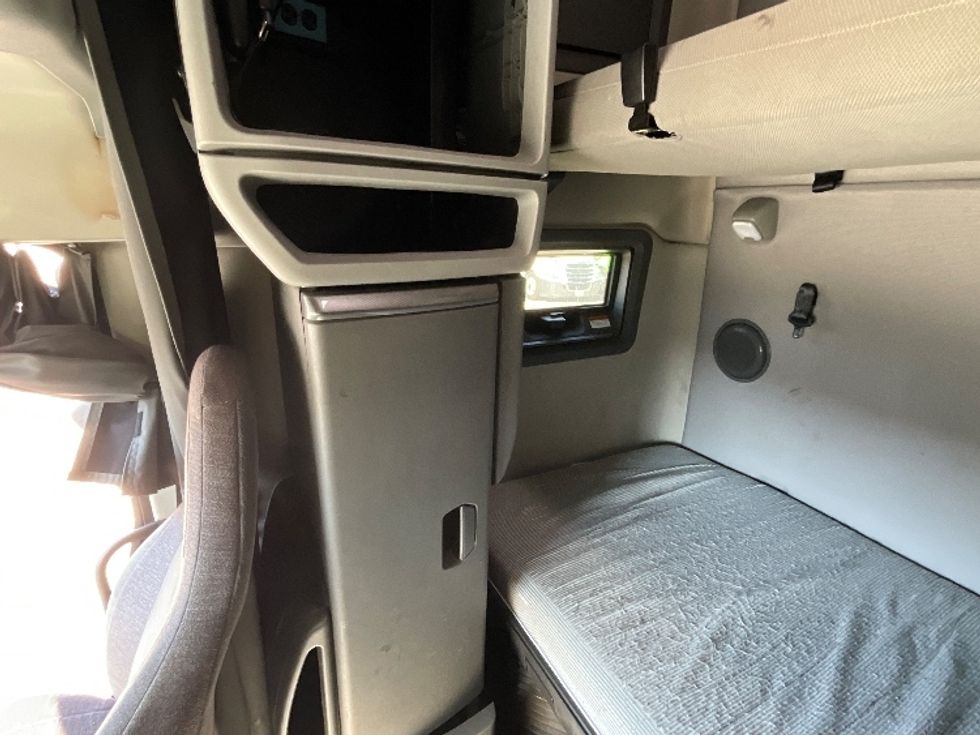 Sleeper Tractor-Heavy Duty Tractors-Volvo-2021-VNL64760-Winter Haven-FL-390,201\n\t\tmiles-$ 77,750 - Image 19