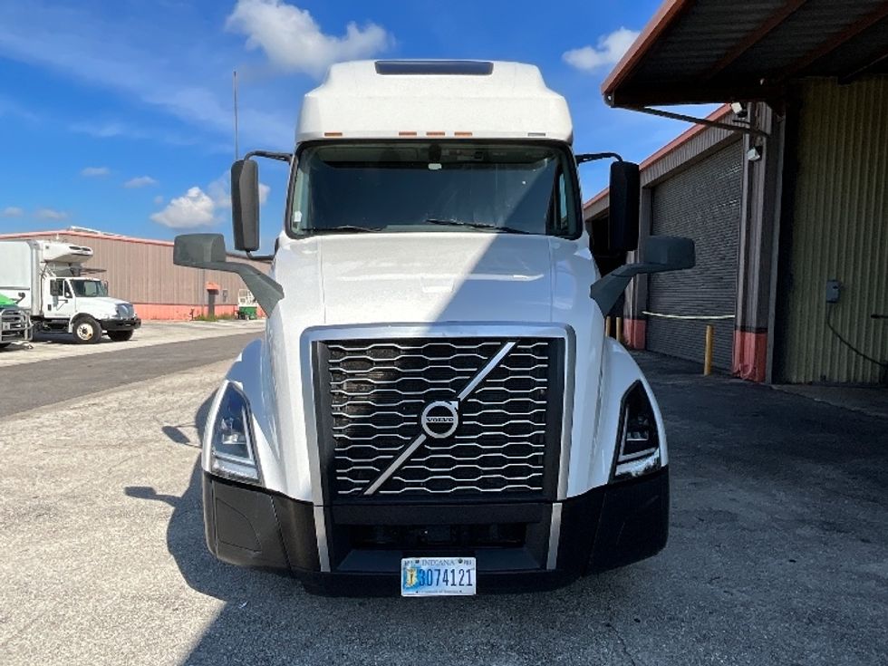 2021 Volvo Truck VNL photo 2