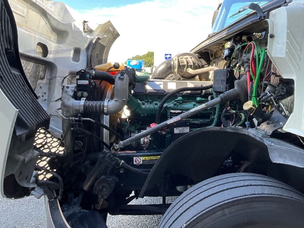 Sleeper Tractor-Heavy Duty Tractors-Volvo-2021-VNL64760-Winter Haven-FL-390,201\n\t\tmiles-$ 77,750 - Image 21