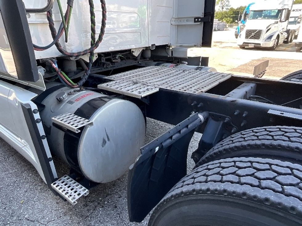 Sleeper Tractor-Heavy Duty Tractors-Volvo-2021-VNL64760-Winter Haven-FL-390,201\n\t\tmiles-$ 77,750 - Image 23