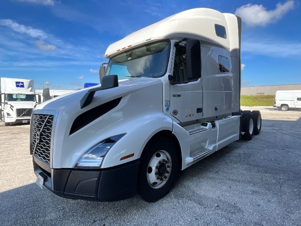 2021 Volvo Truck VNL photo 3