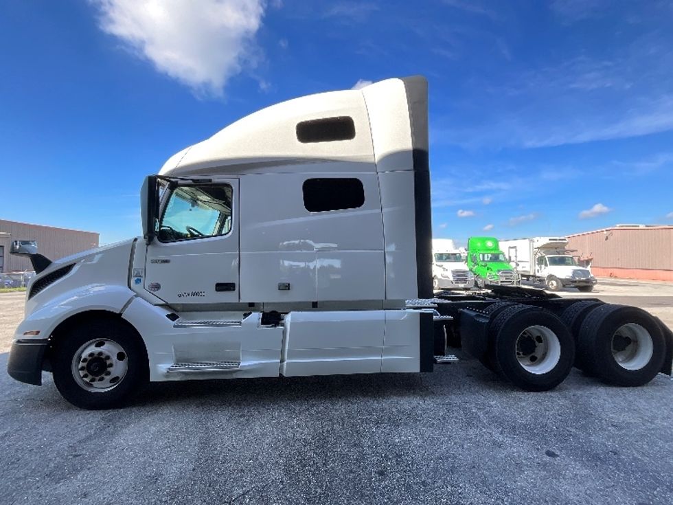 2021 Volvo Truck VNL photo 4