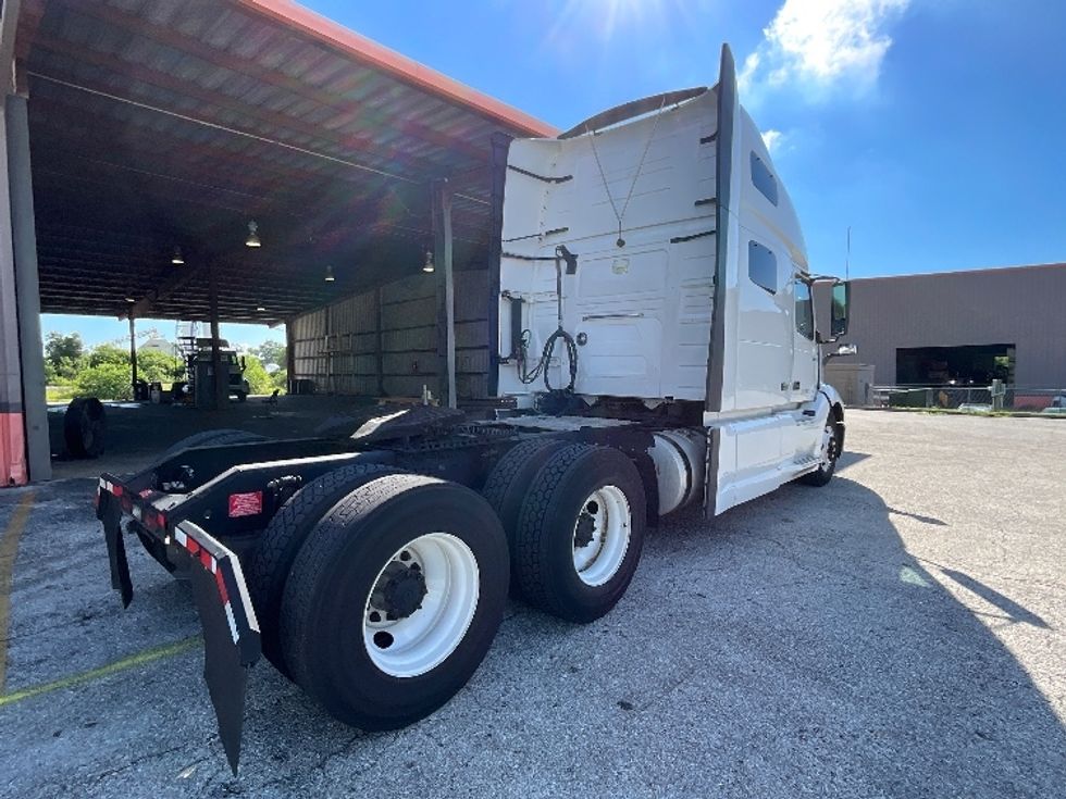 Sleeper Tractor-Heavy Duty Tractors-Volvo-2021-VNL64760-Winter Haven-FL-390,201\n\t\tmiles-$ 77,750 - Image 7