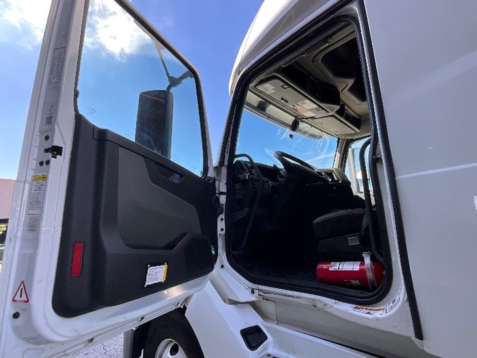 Sleeper Tractor-Heavy Duty Tractors-Volvo-2021-VNL64760-Winter Haven-FL-390,201\n\t\tmiles-$ 77,750 - Image 9