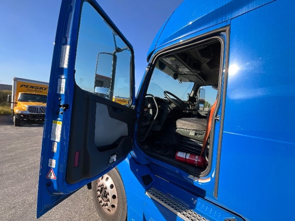Sleeper Tractor-Heavy Duty Tractors-Volvo-2021-VNL64760-Winter Haven-FL-505,876\n\t\tmiles-$ 69,250 - Image 13