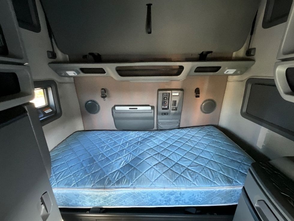 Sleeper Tractor-Heavy Duty Tractors-Volvo-2021-VNL64760-Winter Haven-FL-505,876\n\t\tmiles-$ 69,250 - Image 16