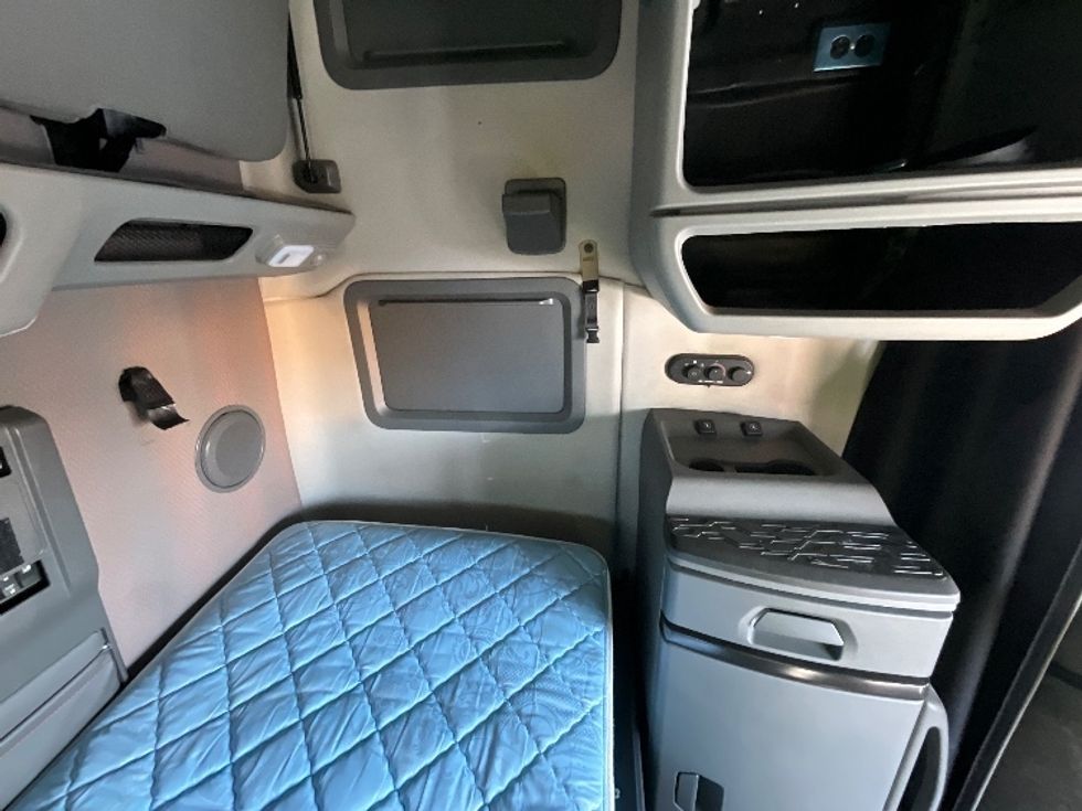 Sleeper Tractor-Heavy Duty Tractors-Volvo-2021-VNL64760-Winter Haven-FL-505,876\n\t\tmiles-$ 69,250 - Image 17