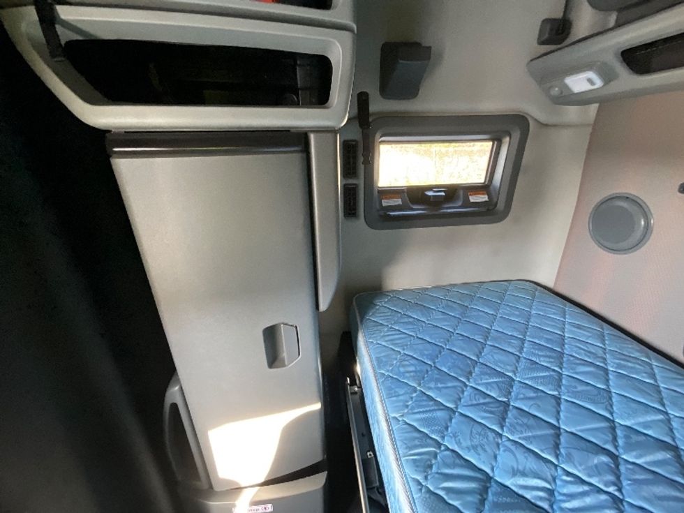 Sleeper Tractor-Heavy Duty Tractors-Volvo-2021-VNL64760-Winter Haven-FL-505,876\n\t\tmiles-$ 69,250 - Image 18