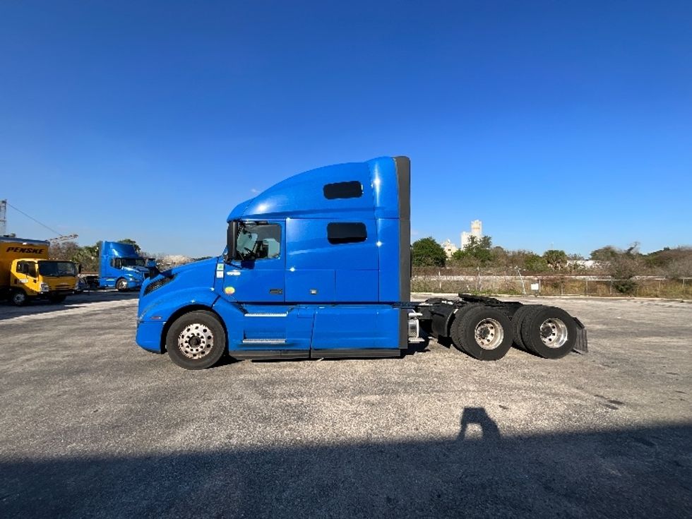 Sleeper Tractor-Heavy Duty Tractors-Volvo-2021-VNL64760-Winter Haven-FL-505,876\n\t\tmiles-$ 69,250 - Image 4