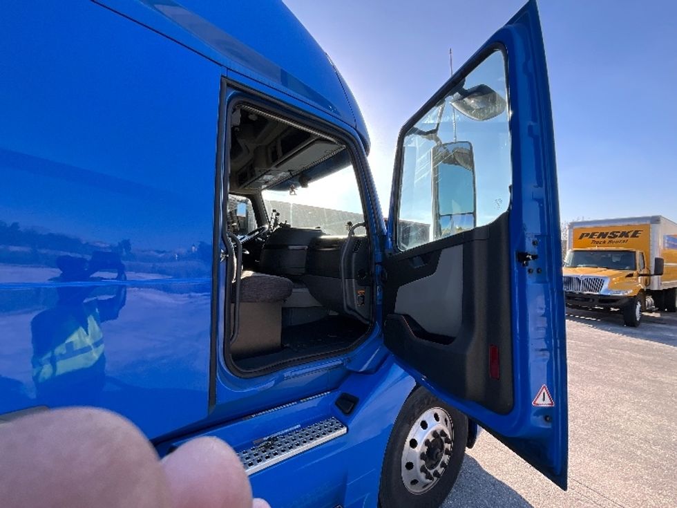 Sleeper Tractor-Heavy Duty Tractors-Volvo-2021-VNL64760-Winter Haven-FL-505,876\n\t\tmiles-$ 69,250 - Image 9