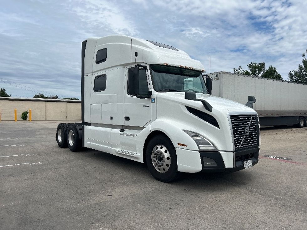 Sleeper Tractor-Heavy Duty Tractors-Volvo-2021-VNL64860-Carrollton-TX-826,710\n\t\tmiles-$ 45,000 - Image 1