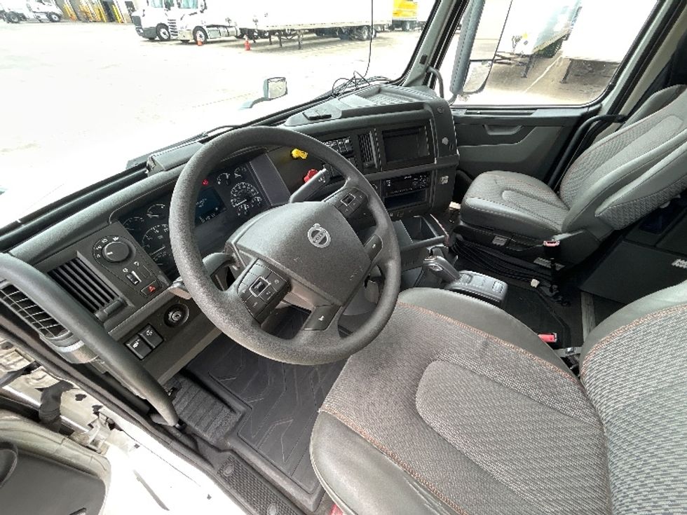 Sleeper Tractor-Heavy Duty Tractors-Volvo-2021-VNL64860-Carrollton-TX-826,710\n\t\tmiles-$ 45,000 - Image 10