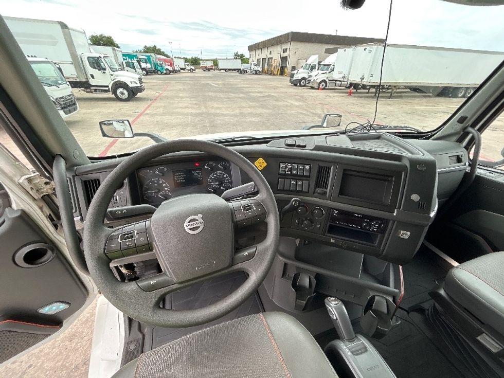 Sleeper Tractor-Heavy Duty Tractors-Volvo-2021-VNL64860-Carrollton-TX-826,710\n\t\tmiles-$ 45,000 - Image 11