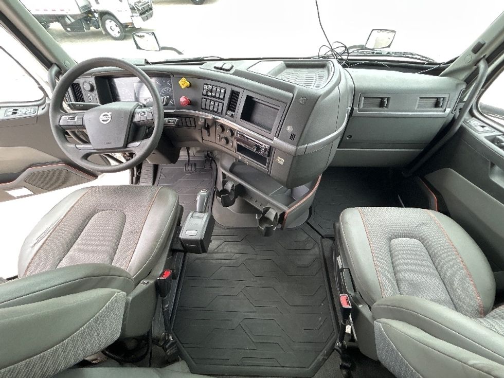 Sleeper Tractor-Heavy Duty Tractors-Volvo-2021-VNL64860-Carrollton-TX-826,710\n\t\tmiles-$ 45,000 - Image 12