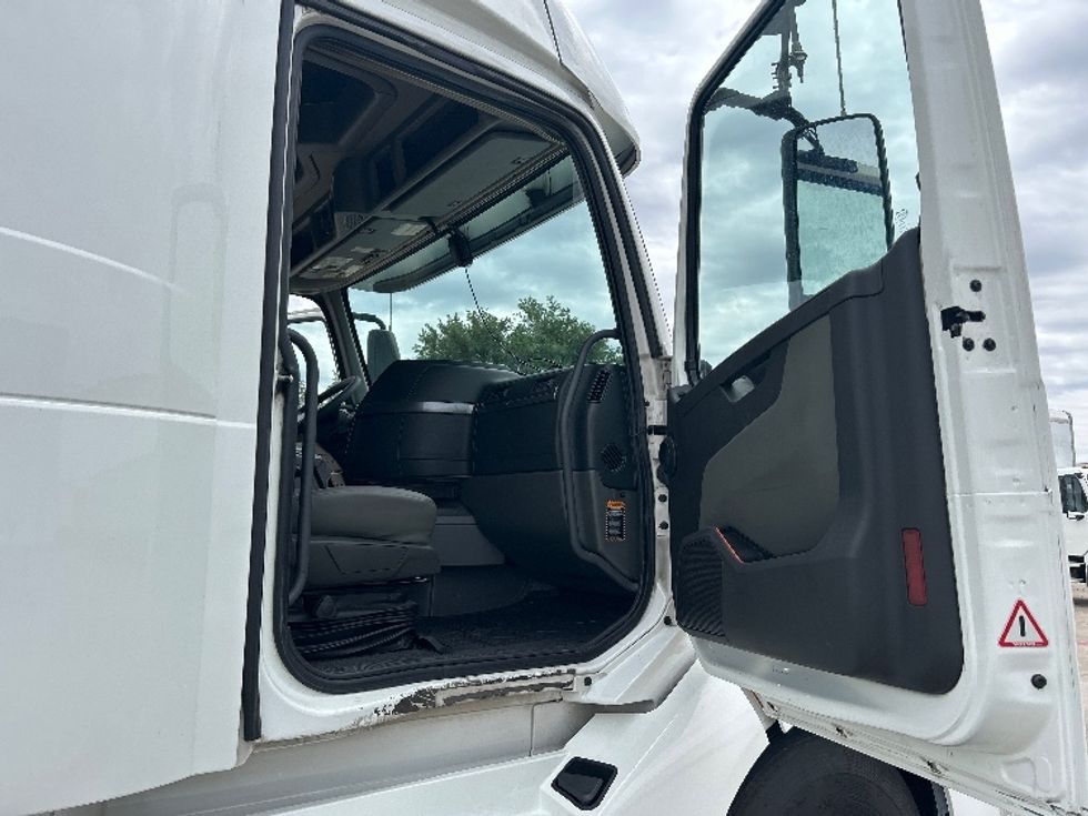 Sleeper Tractor-Heavy Duty Tractors-Volvo-2021-VNL64860-Carrollton-TX-826,710\n\t\tmiles-$ 45,000 - Image 13