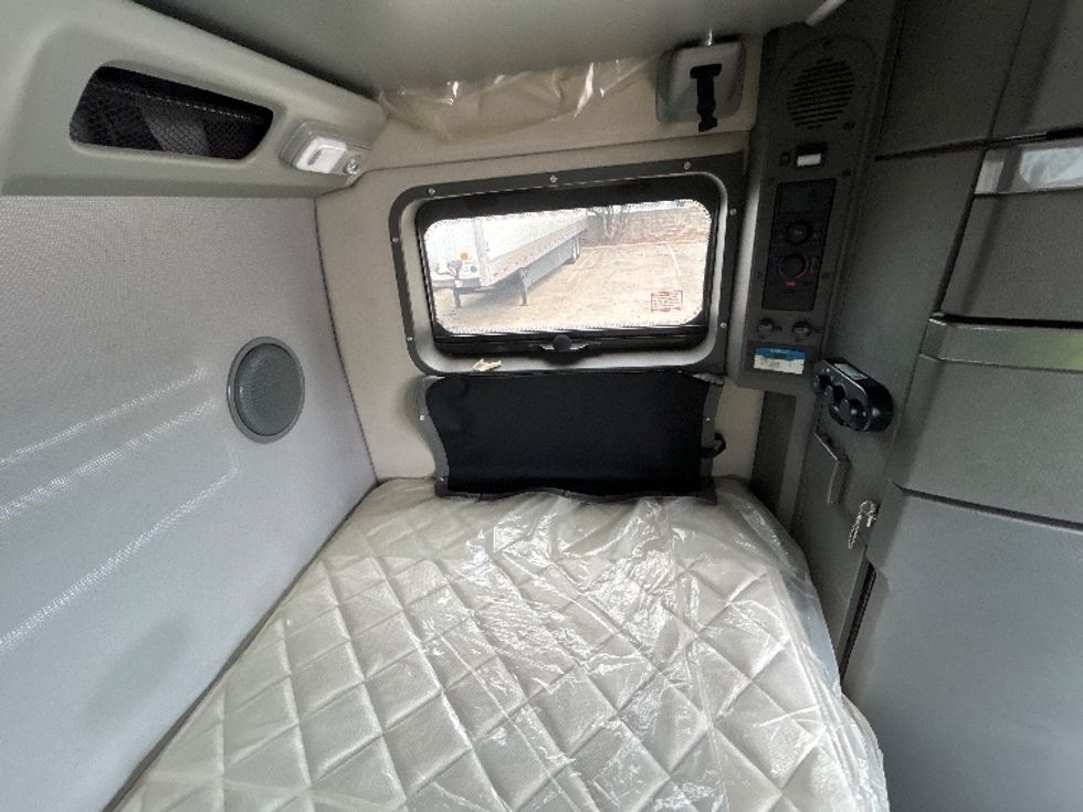 Sleeper Tractor-Heavy Duty Tractors-Volvo-2021-VNL64860-Carrollton-TX-826,710\n\t\tmiles-$ 45,000 - Image 18