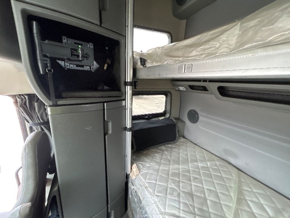Sleeper Tractor-Heavy Duty Tractors-Volvo-2021-VNL64860-Carrollton-TX-826,710\n\t\tmiles-$ 45,000 - Image 19