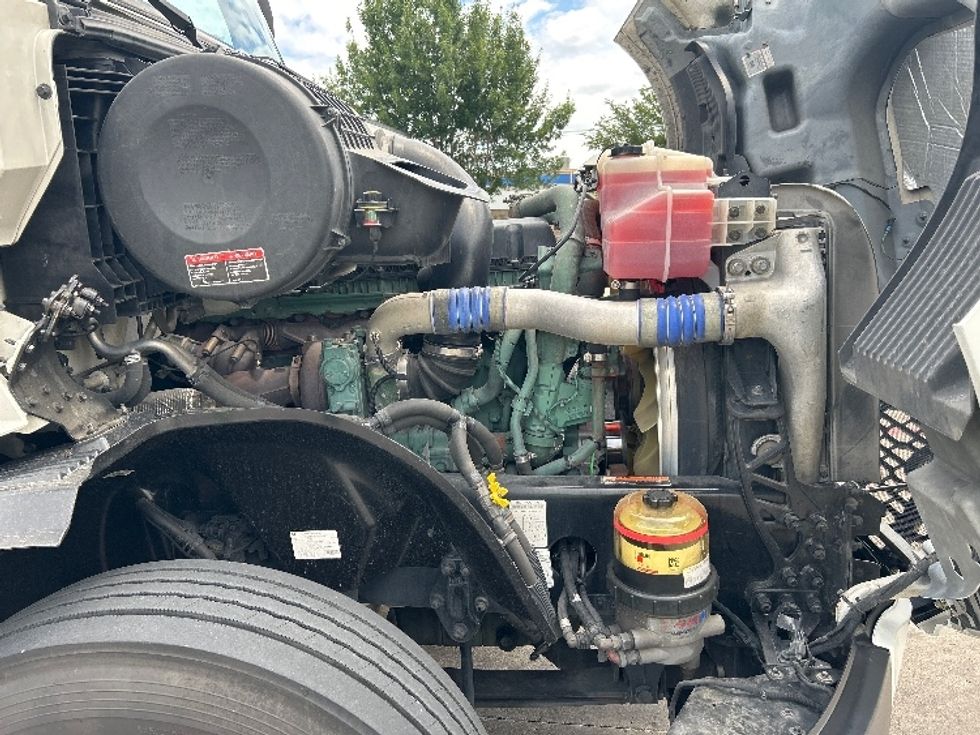 Sleeper Tractor-Heavy Duty Tractors-Volvo-2021-VNL64860-Carrollton-TX-826,710\n\t\tmiles-$ 45,000 - Image 20
