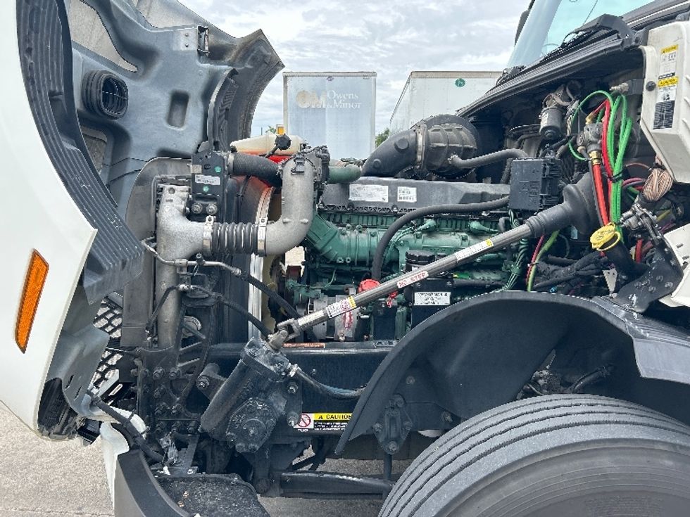 Sleeper Tractor-Heavy Duty Tractors-Volvo-2021-VNL64860-Carrollton-TX-826,710\n\t\tmiles-$ 45,000 - Image 21