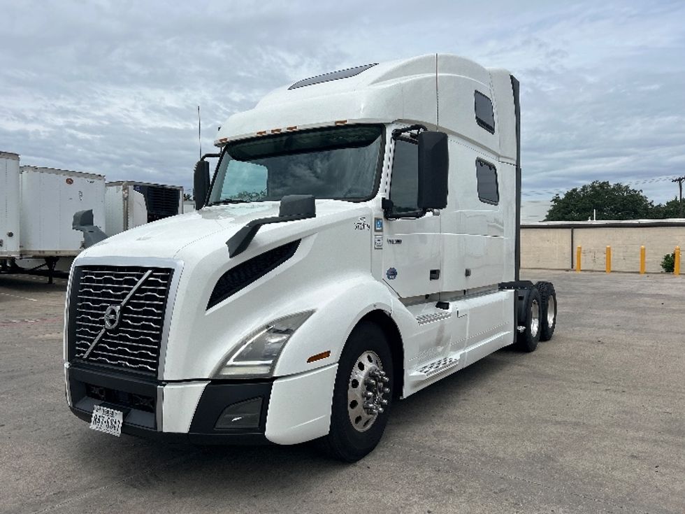 Sleeper Tractor-Heavy Duty Tractors-Volvo-2021-VNL64860-Carrollton-TX-826,710\n\t\tmiles-$ 45,000 - Image 3