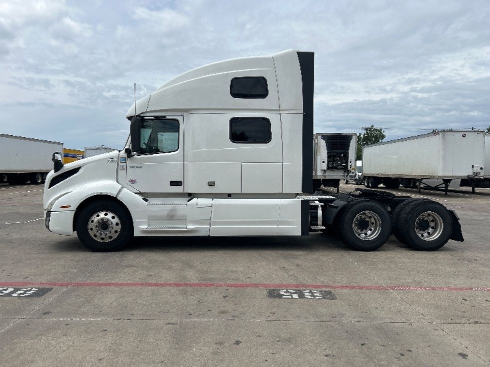 Sleeper Tractor-Heavy Duty Tractors-Volvo-2021-VNL64860-Carrollton-TX-826,710\n\t\tmiles-$ 45,000 - Image 4