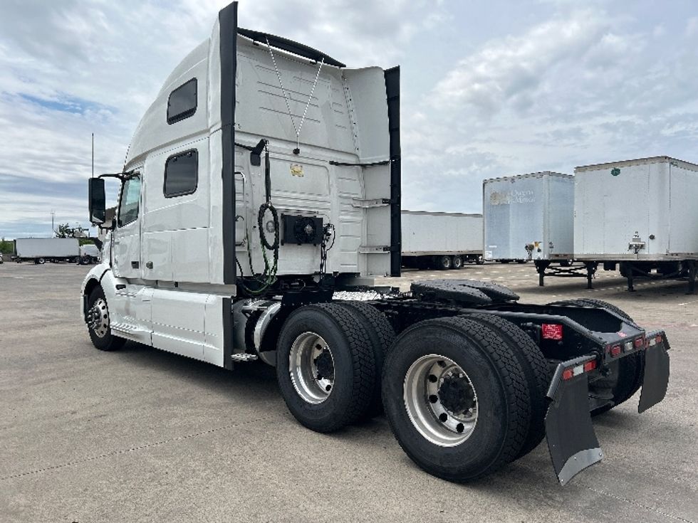 Sleeper Tractor-Heavy Duty Tractors-Volvo-2021-VNL64860-Carrollton-TX-826,710\n\t\tmiles-$ 45,000 - Image 5