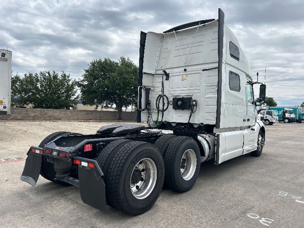 Sleeper Tractor-Heavy Duty Tractors-Volvo-2021-VNL64860-Carrollton-TX-826,710\n\t\tmiles-$ 45,000 - Image 7