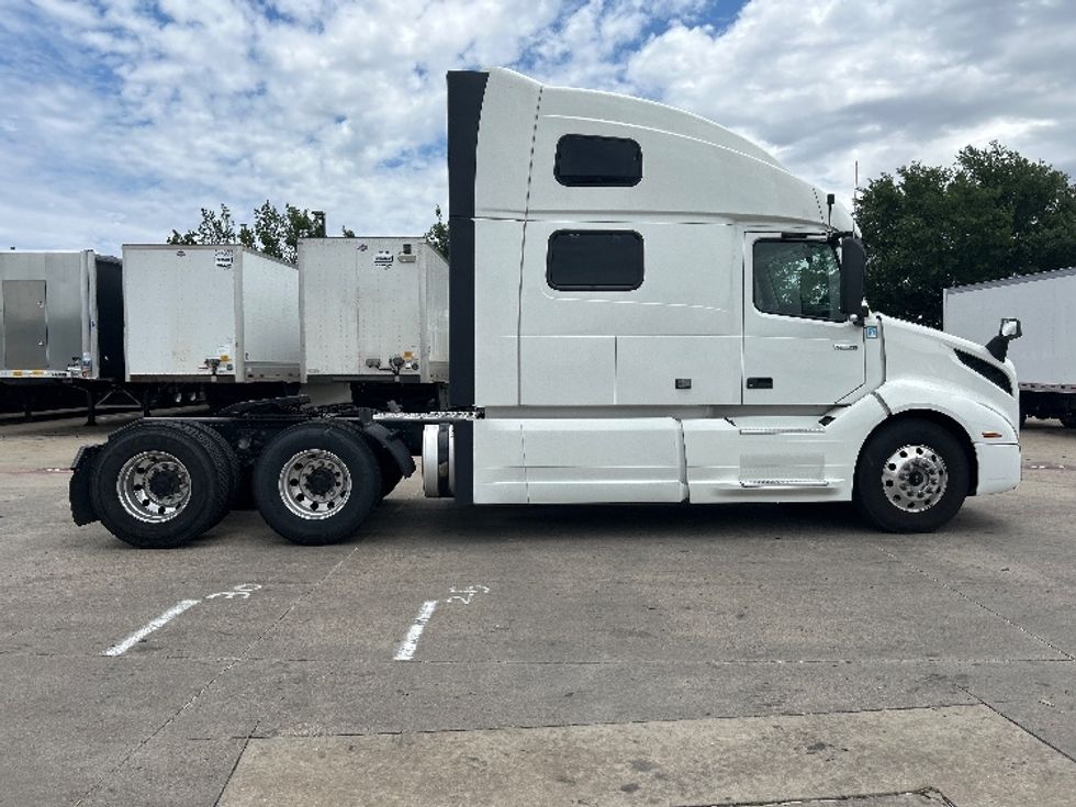 Sleeper Tractor-Heavy Duty Tractors-Volvo-2021-VNL64860-Carrollton-TX-826,710\n\t\tmiles-$ 45,000 - Image 8