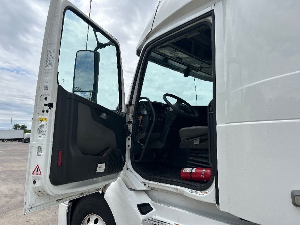 Sleeper Tractor-Heavy Duty Tractors-Volvo-2021-VNL64860-Carrollton-TX-826,710\n\t\tmiles-$ 45,000 - Image 9