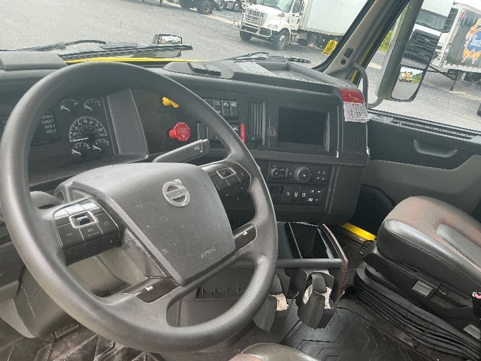 Sleeper Tractor-Heavy Duty Tractors-Volvo-2021-VNL64860-Duncansville-PA-643,544\n\t\tmiles-$ 60,000 - Image 10