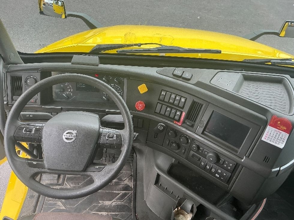 Sleeper Tractor-Heavy Duty Tractors-Volvo-2021-VNL64860-Duncansville-PA-643,544\n\t\tmiles-$ 60,000 - Image 11