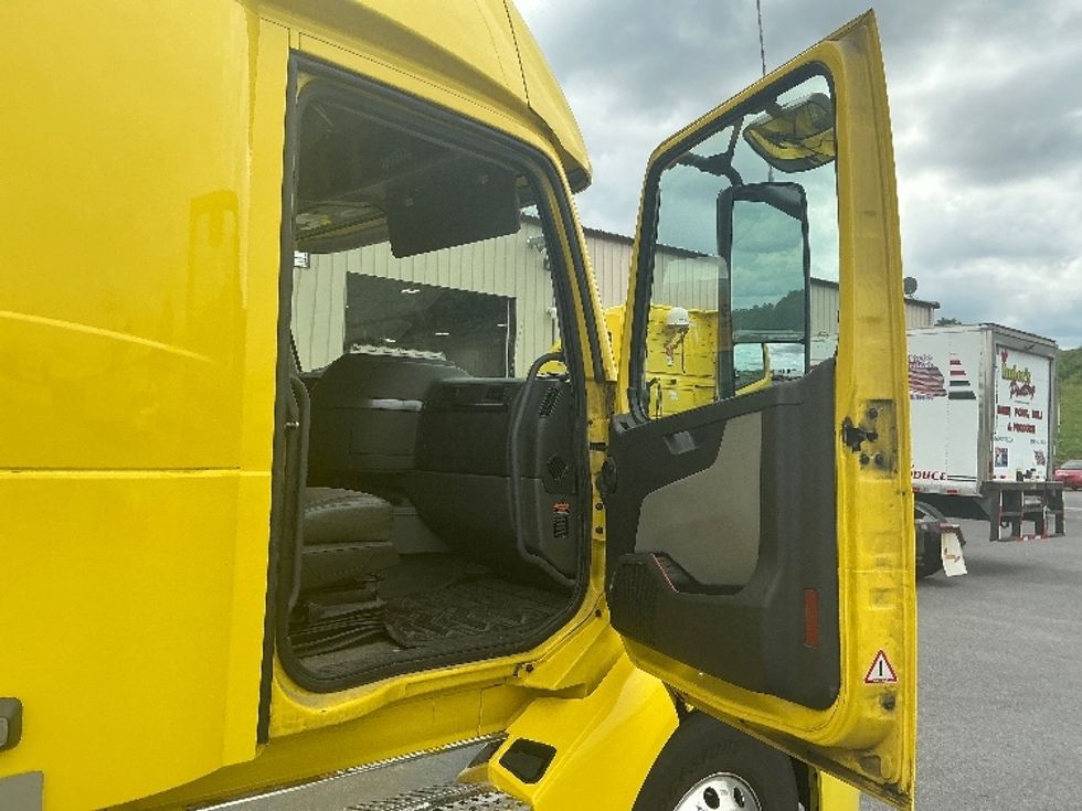 Sleeper Tractor-Heavy Duty Tractors-Volvo-2021-VNL64860-Duncansville-PA-643,544\n\t\tmiles-$ 60,000 - Image 13