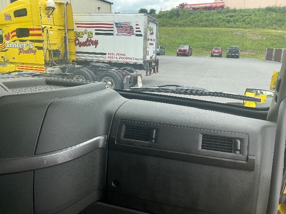 Sleeper Tractor-Heavy Duty Tractors-Volvo-2021-VNL64860-Duncansville-PA-643,544\n\t\tmiles-$ 60,000 - Image 14