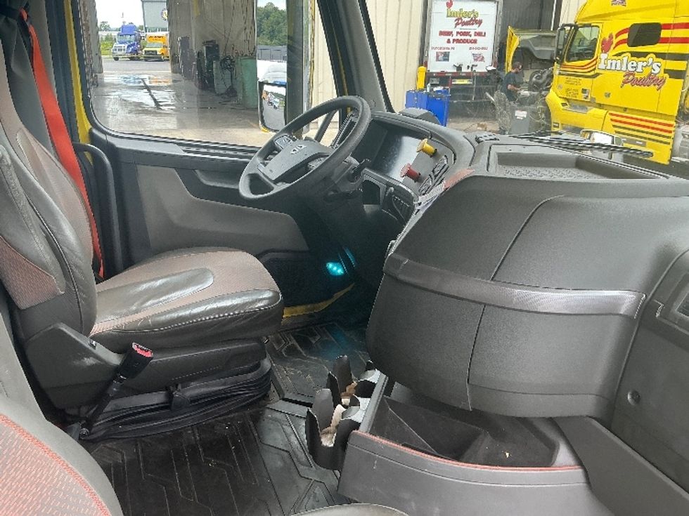 Sleeper Tractor-Heavy Duty Tractors-Volvo-2021-VNL64860-Duncansville-PA-643,544\n\t\tmiles-$ 60,000 - Image 15