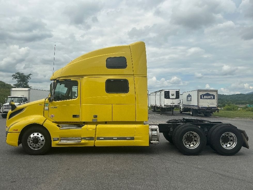 Sleeper Tractor-Heavy Duty Tractors-Volvo-2021-VNL64860-Duncansville-PA-643,544\n\t\tmiles-$ 60,000 - Image 4