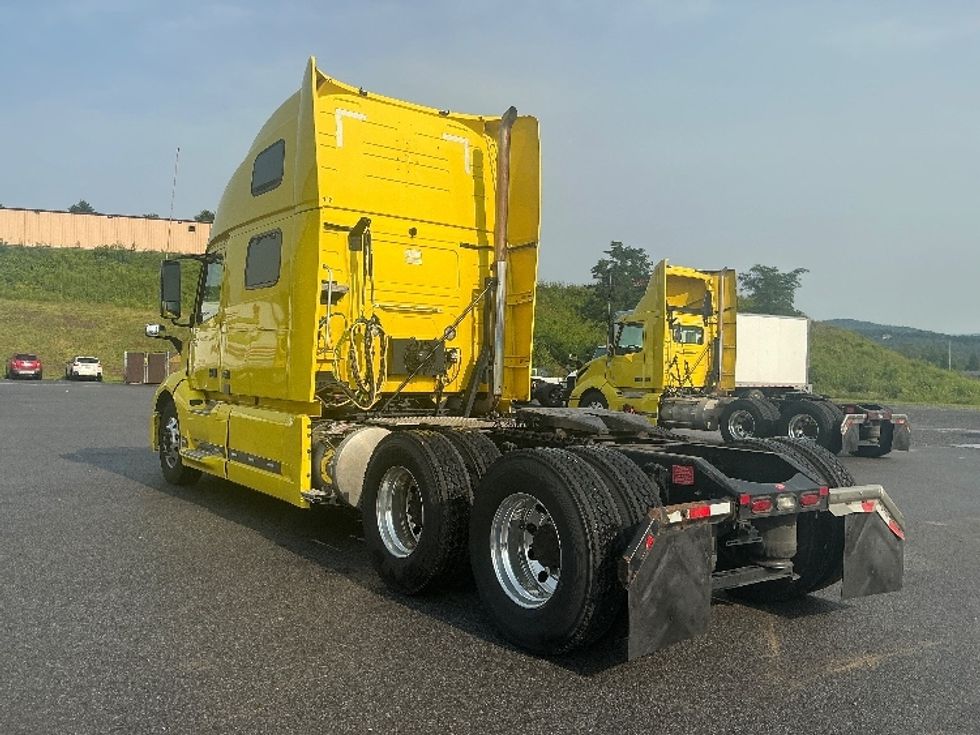 Sleeper Tractor-Heavy Duty Tractors-Volvo-2021-VNL64860-Duncansville-PA-643,544\n\t\tmiles-$ 60,000 - Image 5
