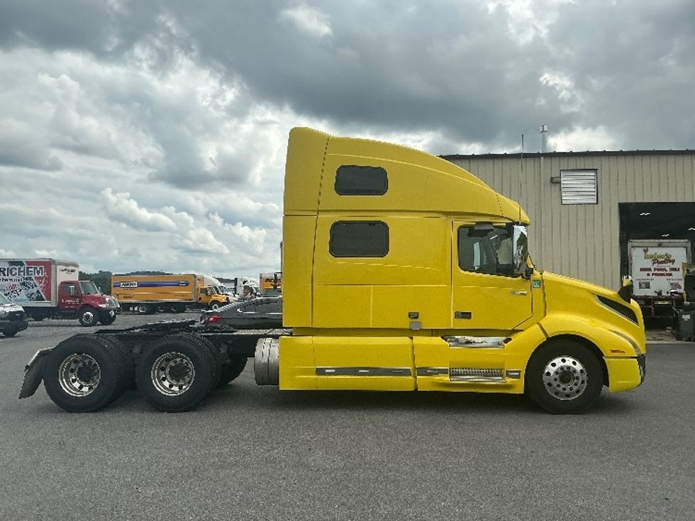 Sleeper Tractor-Heavy Duty Tractors-Volvo-2021-VNL64860-Duncansville-PA-643,544\n\t\tmiles-$ 60,000 - Image 8