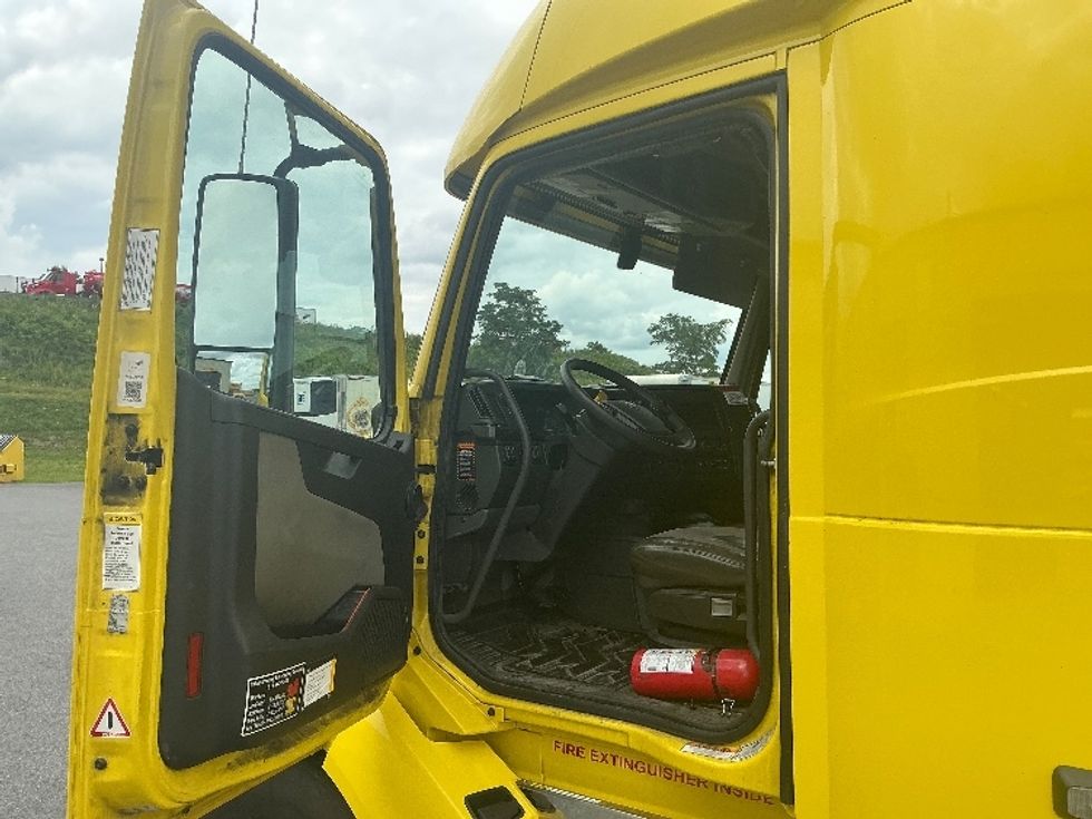 Sleeper Tractor-Heavy Duty Tractors-Volvo-2021-VNL64860-Duncansville-PA-643,544\n\t\tmiles-$ 60,000 - Image 9