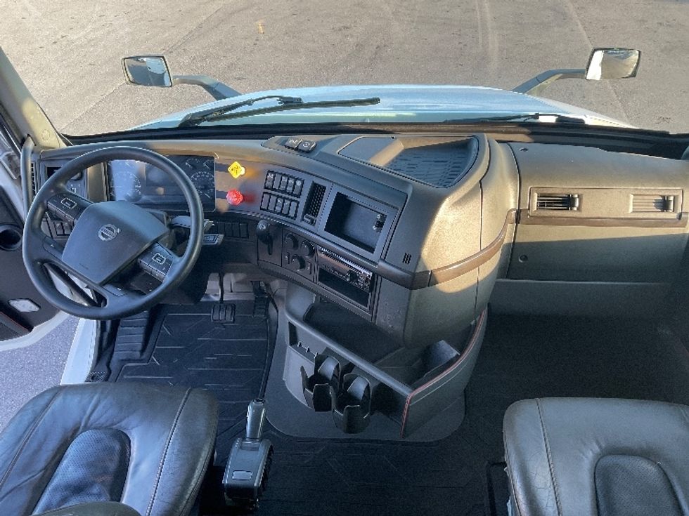 Sleeper Tractor-Heavy Duty Tractors-Volvo-2021-VNL64860-Fort Myers-FL-766,009\n\t\tmiles-$ 44,000 - Image 12