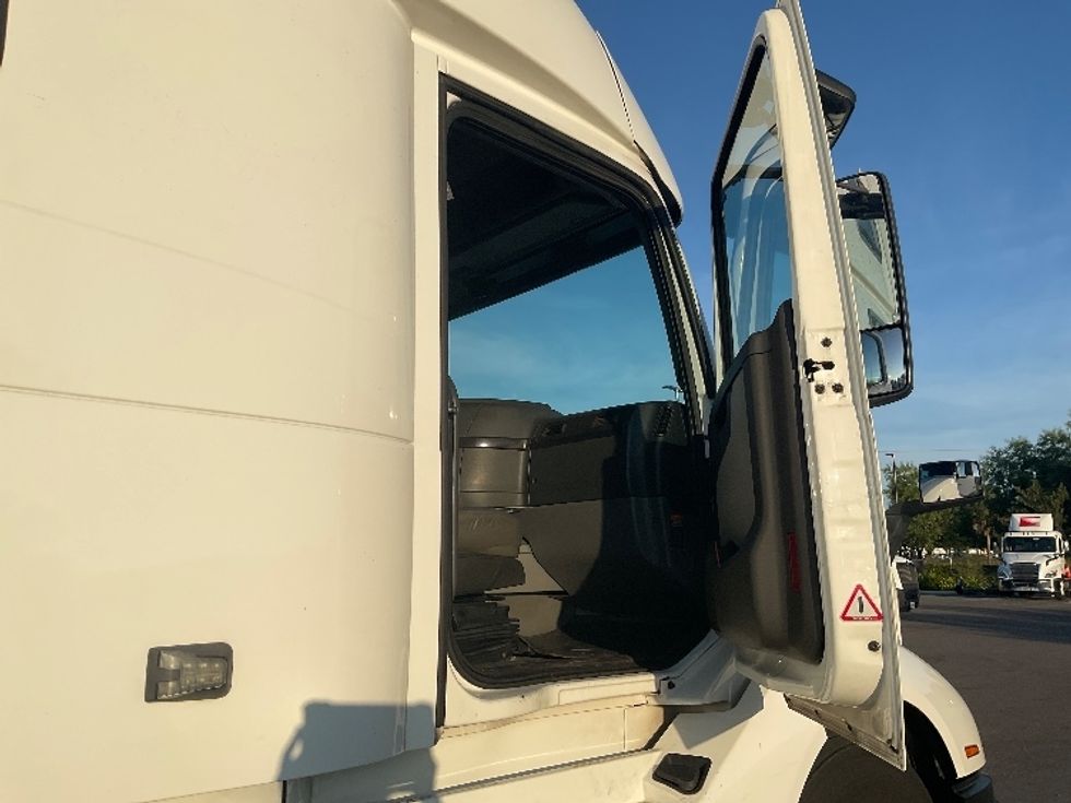 Sleeper Tractor-Heavy Duty Tractors-Volvo-2021-VNL64860-Fort Myers-FL-766,009\n\t\tmiles-$ 44,000 - Image 13