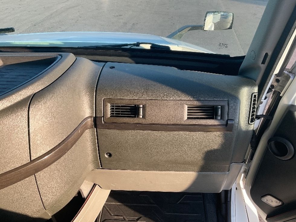 Sleeper Tractor-Heavy Duty Tractors-Volvo-2021-VNL64860-Fort Myers-FL-766,009\n\t\tmiles-$ 44,000 - Image 14