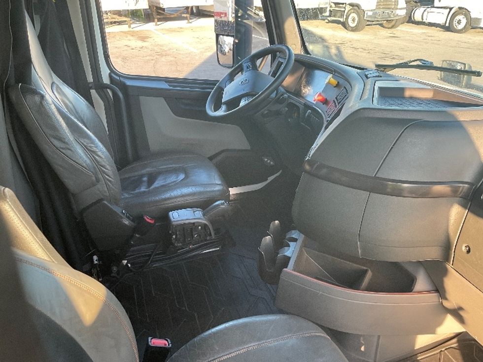 Sleeper Tractor-Heavy Duty Tractors-Volvo-2021-VNL64860-Fort Myers-FL-766,009\n\t\tmiles-$ 44,000 - Image 15