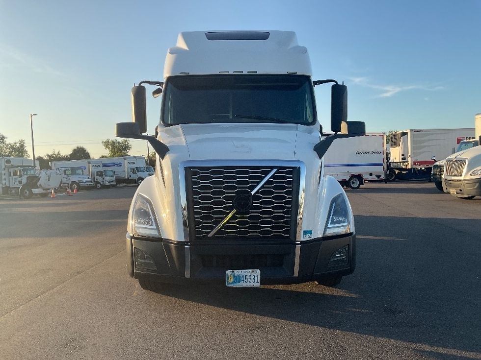 Sleeper Tractor-Heavy Duty Tractors-Volvo-2021-VNL64860-Fort Myers-FL-766,009\n\t\tmiles-$ 44,000 - Image 2