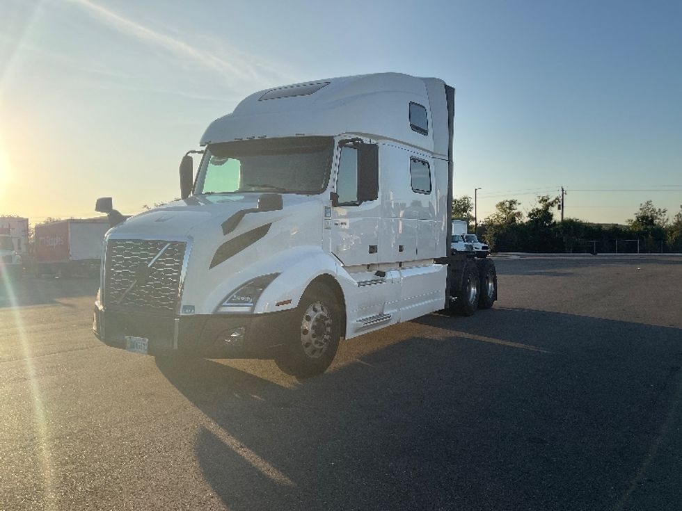 Sleeper Tractor-Heavy Duty Tractors-Volvo-2021-VNL64860-Fort Myers-FL-766,009\n\t\tmiles-$ 44,000 - Image 3