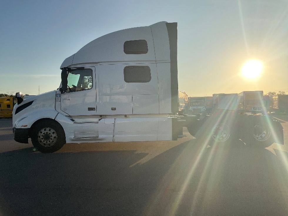 Sleeper Tractor-Heavy Duty Tractors-Volvo-2021-VNL64860-Fort Myers-FL-766,009\n\t\tmiles-$ 44,000 - Image 4