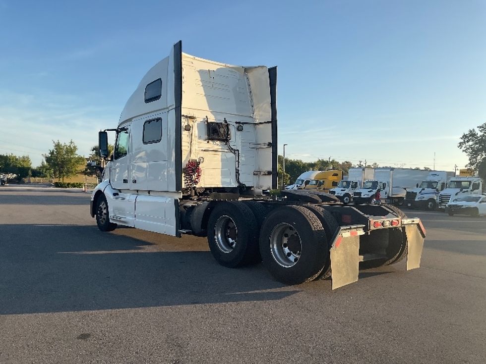 Sleeper Tractor-Heavy Duty Tractors-Volvo-2021-VNL64860-Fort Myers-FL-766,009\n\t\tmiles-$ 44,000 - Image 5