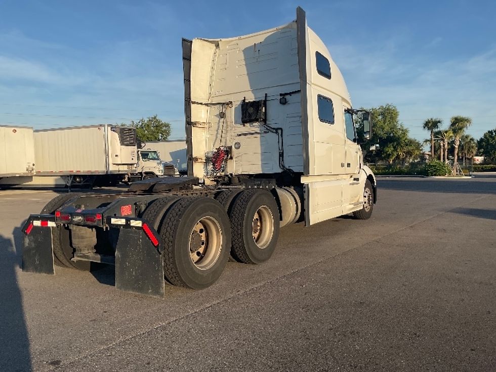 Sleeper Tractor-Heavy Duty Tractors-Volvo-2021-VNL64860-Fort Myers-FL-766,009\n\t\tmiles-$ 44,000 - Image 7