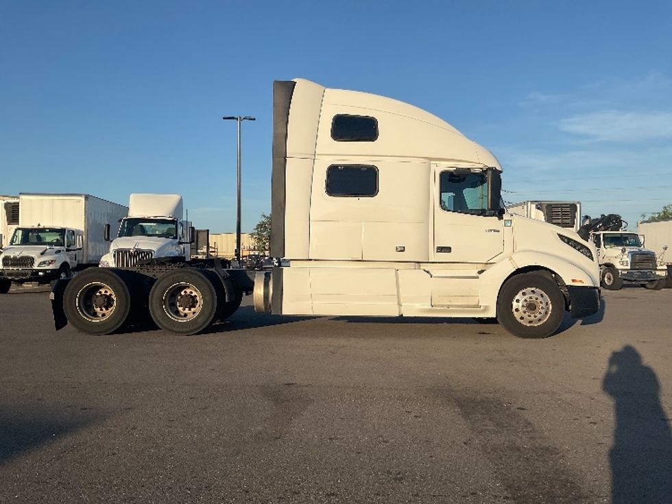Sleeper Tractor-Heavy Duty Tractors-Volvo-2021-VNL64860-Fort Myers-FL-766,009\n\t\tmiles-$ 44,000 - Image 8