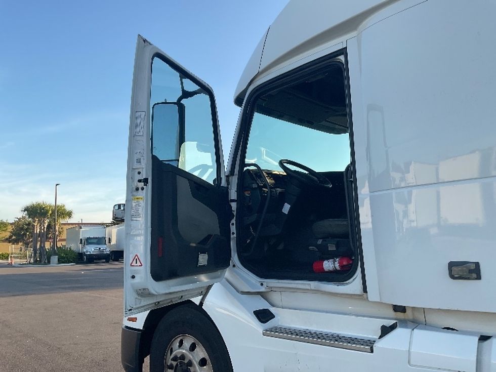 Sleeper Tractor-Heavy Duty Tractors-Volvo-2021-VNL64860-Fort Myers-FL-766,009\n\t\tmiles-$ 44,000 - Image 9