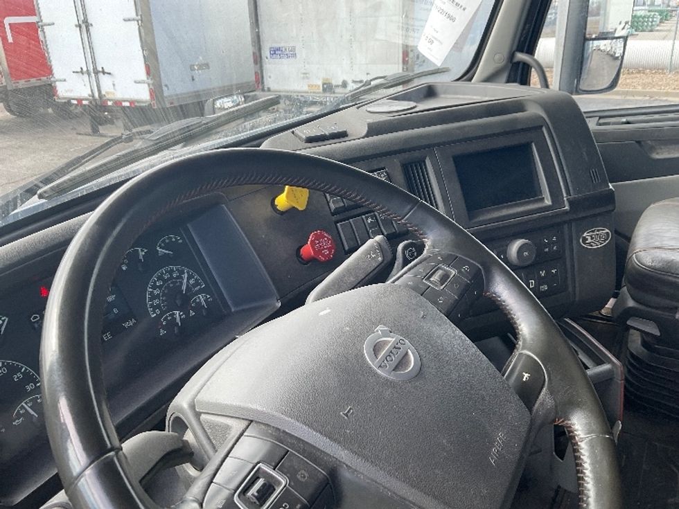Sleeper Tractor-Heavy Duty Tractors-Volvo-2021-VNL64860-Kansas City-MO-341,071\n\t\tmiles-$ 83,000 - Image 10